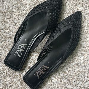 Hardly worn cute Zara black slip ons ! Size 37